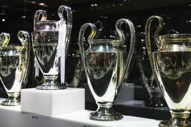 Madrid, İspanya - 25 Mart, 2018: Real Madrid Futbol Kulübü'nün müze su bardağı ve kulüp Ödülleri. 