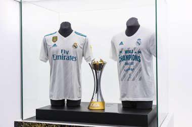Madrid, İspanya - 25 Mart, 2018: Real Madrid Futbol Kulübü'nün müze su bardağı ve kulüp Ödülleri. 