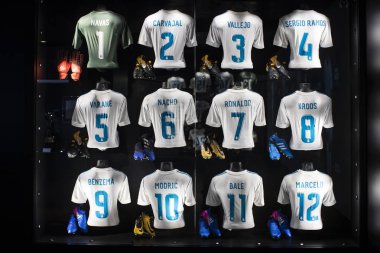 Madrid, İspanya - 25 Mart, 2018: Real Madrid Futbol Kulübü'nün müze su bardağı ve kulüp Ödülleri. 