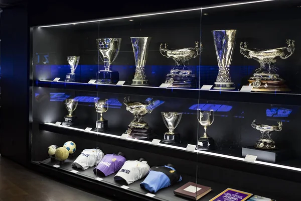 Madrid, İspanya - 25 Mart, 2018: Real Madrid Futbol Kulübü'nün müze su bardağı ve kulüp Ödülleri. 