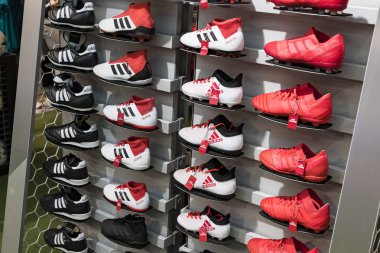 MADRID, İspanya - 25 Mart 2018: Resmi giyim mağazası ve taraftarlar için spor nitelikleri Real Madrid Futbol Kulübü 