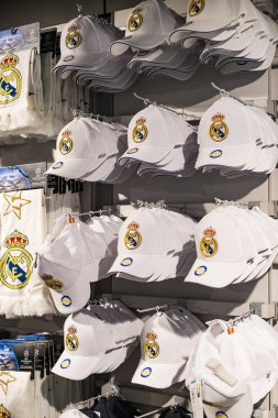 MADRID, İspanya - 25 Mart 2018: Resmi giyim mağazası ve taraftarlar için spor nitelikleri Real Madrid Futbol Kulübü 