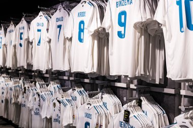 MADRID, İspanya - 25 Mart 2018: Resmi giyim mağazası ve taraftarlar için spor nitelikleri Real Madrid Futbol Kulübü 