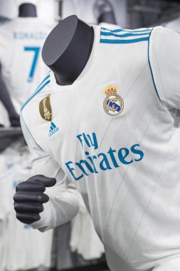MADRID, İspanya - 25 Mart 2018: Resmi giyim mağazası ve taraftarlar için spor nitelikleri Real Madrid Futbol Kulübü 