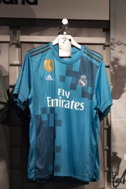 MADRID, İspanya - 25 Mart 2018: Resmi giyim mağazası ve taraftarlar için spor nitelikleri Real Madrid Futbol Kulübü 