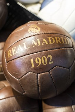 MADRID, İspanya - 25 Mart 2018: Resmi giyim mağazası ve taraftarlar için spor nitelikleri Real Madrid Futbol Kulübü 