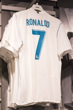 MADRID, İspanya - 25 Mart 2018: Resmi giyim mağazası ve taraftarlar için spor nitelikleri Real Madrid Futbol Kulübü 