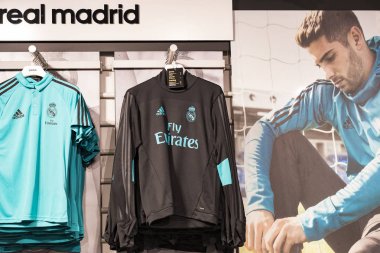 MADRID, İspanya - 25 Mart 2018: Resmi giyim mağazası ve taraftarlar için spor nitelikleri Real Madrid Futbol Kulübü 