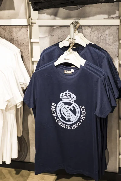 MADRID, İspanya - 25 Mart 2018: Resmi giyim mağazası ve taraftarlar için spor nitelikleri Real Madrid Futbol Kulübü 