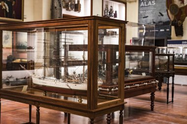 Madrid, İspanya - 28 Mart 2018:İspanya Donanması'nın Madrid tarihindeki Denizcilik Müzesi tarihi eser modellerini . 