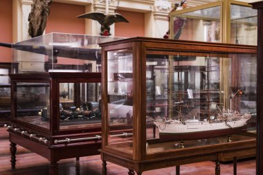 Madrid, İspanya - 28 Mart 2018:İspanya Donanması'nın Madrid tarihindeki Denizcilik Müzesi tarihi eser modellerini . 