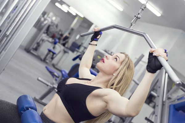 Una Ragazza Palestra Con Uno Shaker Con Una Nutrizione Sportiva — Foto Stock