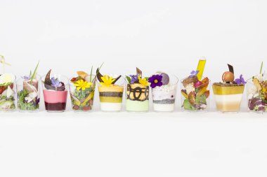 Kanepeler, peynir, sebze, et ve deniz ürünleri beyaz arka plan üzerinde 