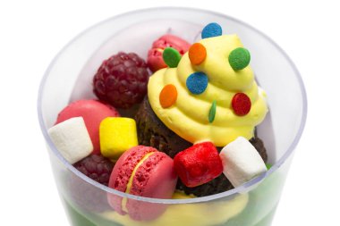 Bir restoranda bir masada Canapes Krem tatlı ve meyve