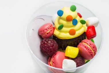 Bir restoranda bir masada Canapes Krem tatlı ve meyve