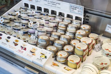 Madrid, İspanya - 26 Mart, 2018: San Miguel sayaçları popüler İspanyol yemeği ile turistik şehir pazarının 's. 