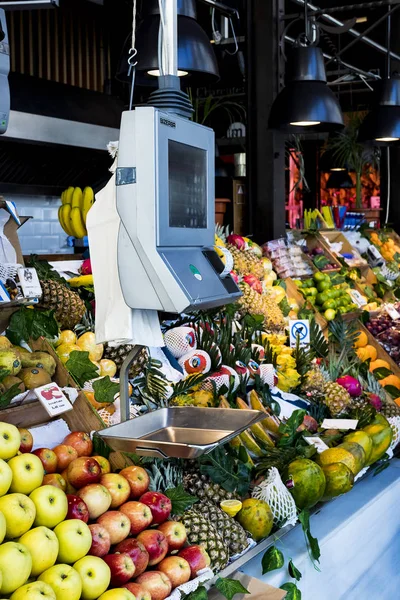 Madrid, İspanya - 26 Mart, 2018: San Miguel sayaçları popüler İspanyol yemeği ile turistik şehir pazarının 's. 