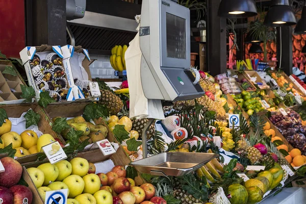 Madrid, İspanya - 26 Mart, 2018: San Miguel sayaçları popüler İspanyol yemeği ile turistik şehir pazarının 's. 