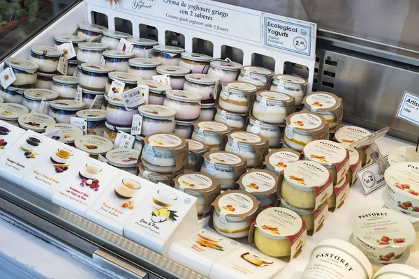 Madrid, İspanya - 26 Mart, 2018: San Miguel sayaçları popüler İspanyol yemeği ile turistik şehir pazarının 's. 