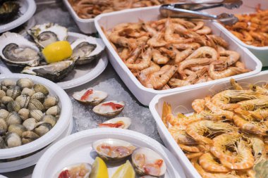 Tabaklarda pişirilen karides midyelerinden arka plan deniz ürünleri, tarak yumuşakça.