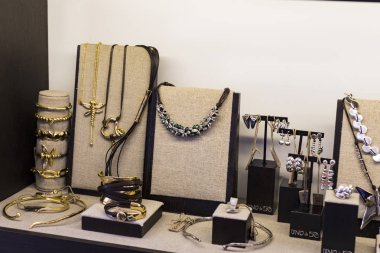 Madrid, İspanya - 28 Mart, 2018: takı ve kostüm takı Unode50 Sermaye merkez meydanında İspanyol firmasının mağaza.