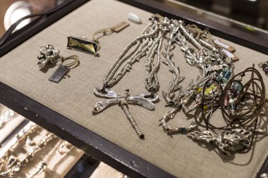 Madrid, İspanya - 28 Mart, 2018: takı ve kostüm takı Unode50 Sermaye merkez meydanında İspanyol firmasının mağaza.