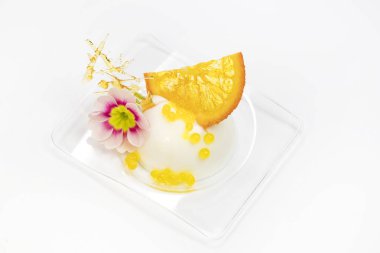 Beyaz arka planda catering ziyafet resepsiyonlarda içecekler için mini kanepeler.