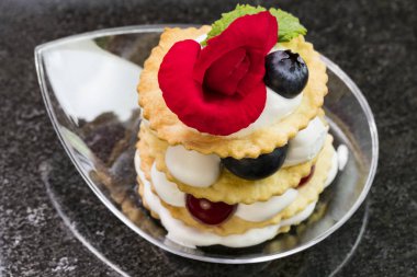 Karanlık bir arka plan üzerinde catering ziyafet resepsiyonlarda içecekler için mini kanepeler.