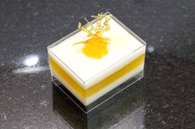 Karanlık bir arka plan üzerinde catering ziyafet resepsiyonlarda içecekler için mini kanepeler.