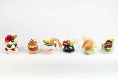 Beyaz arka planda catering ziyafet resepsiyonlarda içecekler için mini kanepeler.