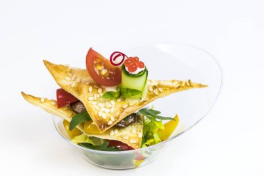 Beyaz arka planda catering ziyafet resepsiyonlarda içecekler için mini kanepeler.