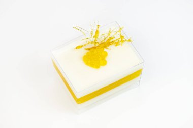 Beyaz arka planda catering ziyafet resepsiyonlarda içecekler için mini kanepeler.