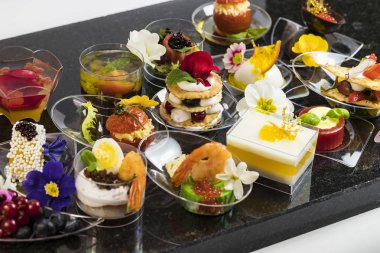 Karanlık bir arka plan üzerinde catering ziyafet resepsiyonlarda içecekler için mini kanepeler.