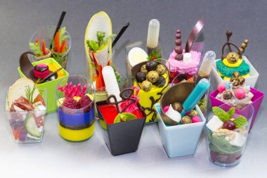 Karanlık bir arka plan üzerinde catering ziyafet resepsiyonlarda içecekler için mini kanepeler.