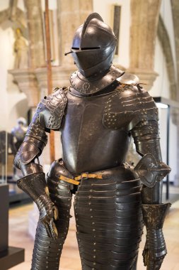 MÜZİK, Almanya - 27 Kasım 2018: Münih 'teki Bavyera Ulusal Müzesi' nde sunulan ortaçağ zırhı ve şövalyeleri sergisi. 
