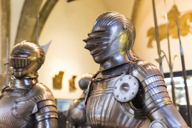 MÜZİK, Almanya - 27 Kasım 2018: Münih 'teki Bavyera Ulusal Müzesi' nde sunulan ortaçağ zırhı ve şövalyeleri sergisi. 