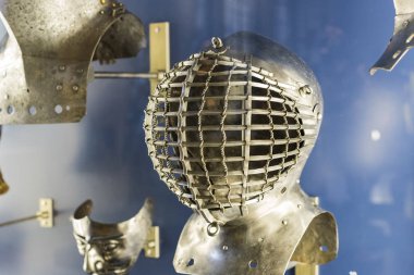 MÜZİK, Almanya - 27 Kasım 2018: Münih 'teki Bavyera Ulusal Müzesi' nde sunulan ortaçağ zırhı ve şövalyeleri sergisi. 