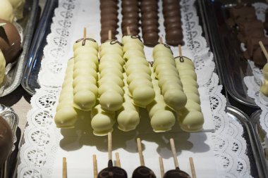 Meyve muz, çilek, fındık, elma, şeftali beyaz ve koyu çikolata sırılsıklam.