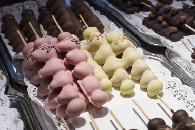 Meyve muz, çilek, fındık, elma, şeftali beyaz ve koyu çikolata sırılsıklam.