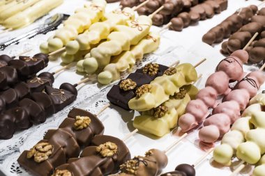 Meyve muz, çilek, fındık, elma, şeftali beyaz ve koyu çikolata sırılsıklam.