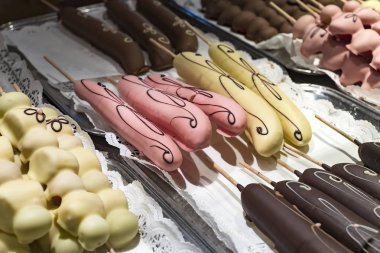 Meyve muz, çilek, fındık, elma, şeftali beyaz ve koyu çikolata sırılsıklam.