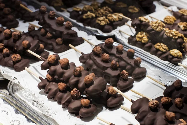 Früchte Bananen Erdbeeren Nüsse Äpfel Pfirsiche Weißer Und Dunkler Schokolade — Stockfoto