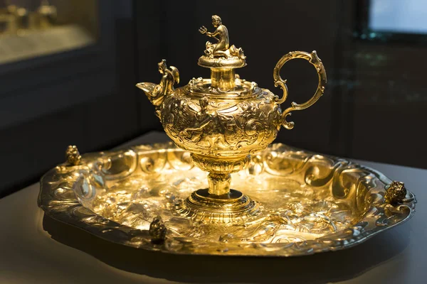 MÜZİK, Almanya - 27 Kasım 2018: Münih 'teki Bavyera Ulusal Müzesi' nde yemek pişirme tarihi ve koleksiyonu sergisi.