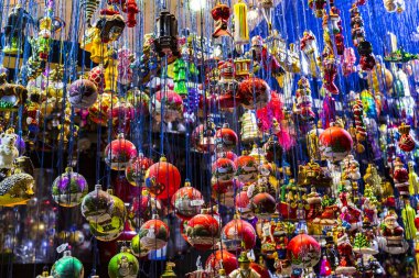 Münih, Almanya - 27 Kasım 2018: Noel Fuar Merkezi Münih'in yeni yıl ve Hatıra Eşyası turist kent sakinleri için. 