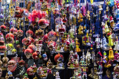 Münih, Almanya - 27 Kasım 2018: Noel Fuar Merkezi Münih'in yeni yıl ve Hatıra Eşyası turist kent sakinleri için. 