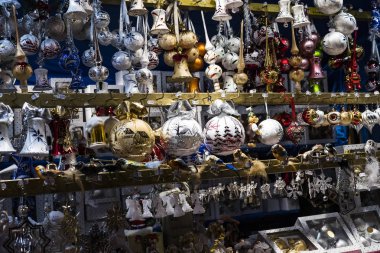 Münih, Almanya - 27 Kasım 2018: Noel Fuar Merkezi Münih'in yeni yıl ve Hatıra Eşyası turist kent sakinleri için. 