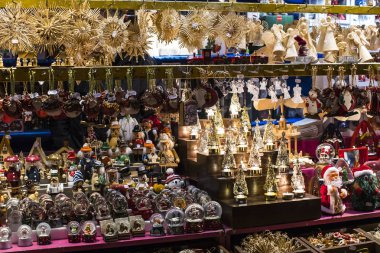 Münih, Almanya - 27 Kasım 2018: Noel Fuar Merkezi Münih'in yeni yıl ve Hatıra Eşyası turist kent sakinleri için. 