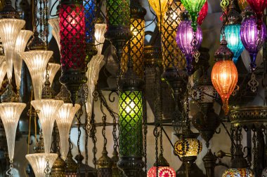 Geleneksel Türk fener renkli cam ürünleri 