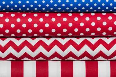 Arka plan olarak yığınındaki renkli kumaş eşarplar 