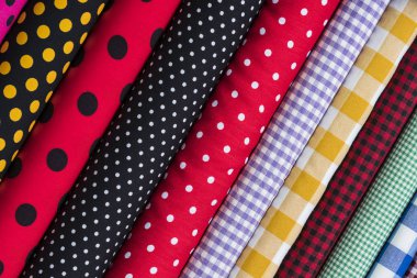 Arka plan olarak yığınındaki renkli kumaş eşarplar 